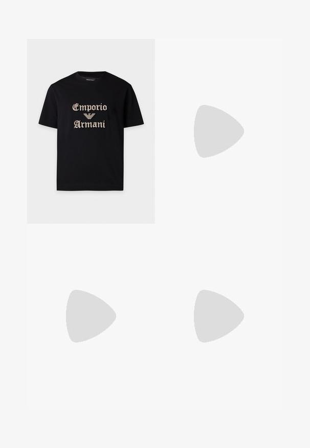 Schwarzes T-Shirt mit kurzen Ärmeln, beigem "Emporio Armani" Text und Adler-Logo, auf der Vorderseite mittig bestickt.; Hellblaue, ausgestellte Jeans aus Denim mit mittelhohem Bund, fünf Taschen und einem verblassten Finish, ausgestattet mit einem Reißverschluss und einem Metallknopfverschluss.; Flach geschnittener dunkelbrauner Ledersneaker mit schwarzer Gummisohle, Schnürung vorne und schlicht-minimalistischem Design auf hellem Hintergrund.; Schwarze rechteckige Umhängetasche mit vorderer Reißverschlusstasche, verstellbarem Riemen und silberner rechteckiger Logo-Plakette auf einfarbigem Hintergrund.