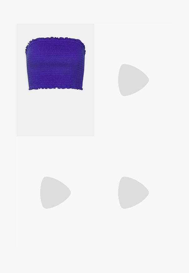 Even&Odd Topp - blue; Kamikaze roheliste, pruunide ja mustade varjunditega cargo püksid; omad elastsed mansetid, küljetaskud ja kindel nööp sulgemine.; Valged Crocsi kopsud on varustatud aukudega disainiga, tasaste tallade ja reguleeritavate kandekummidega, asetatuna kollasele traadi toolile puidust põrandal.; Kaks ümmargust päikeseprilli, millel on helesinised poolläbipaistvad raamid ja tumehallid objektiivid, sirged tempud ja minimaalsete detailidega riistvara.