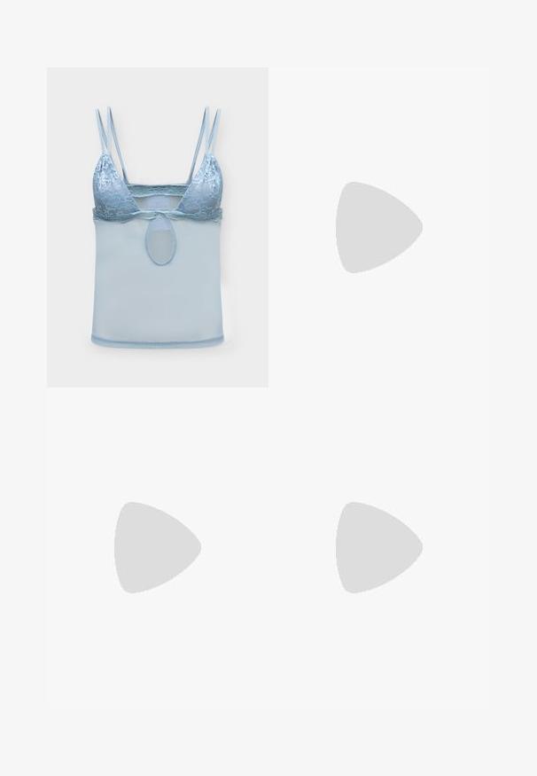 Lyseblå blonde bralette med dobbelte tynde skulderstropper og mesh-stof under brystet, med en lille oval udskæring i midten.; Lysblå bredbenede jeans lavet af denim, med høj talje, fire lommer og en klassisk knaplukning med subtil slid.; Hvid chunky sneaker med tyk sål og dekorative 3D sommerfugle detaljer på siden, snørebånd og hæl.; Sort håndtaske lavet af tekstureret syntetisk materiale. Har en kædestrop og sølv "Juicy Couture" logoet fremtrædende vist på forsiden.
