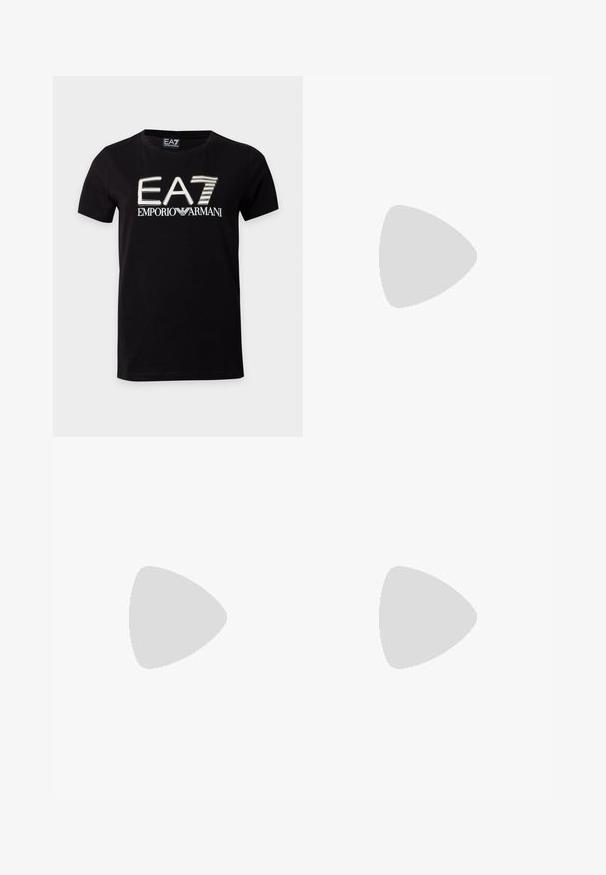 Zwart T-shirt met korte mouwen en ronde hals met groot wit en goud EA7 Emporio Armani-logo aan de voorkant.; Zwarte tapered sweatpants met een tailleband met trekkoord en manchetten bij de enkels, weergegeven op een eenvoudige witte achtergrond.; Crème kleurige low-top sneaker met gouden accenten, veters en geperst "Armani Exchange" logo op de zool en zijpatch.; Een paar kleine, dikke gouden oorringen met een gladde, glanzende afwerking op een eenvoudige lichte achtergrond.