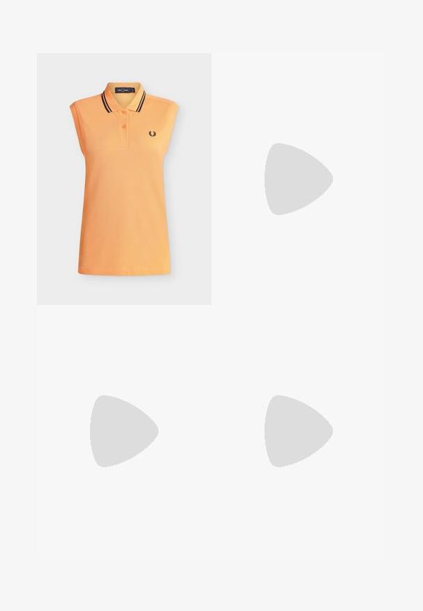 Polo orange sans manches avec deux boutons, doubles rayures noires sur le col, et petit logo couronne de laurier noire sur la poitrine.; Shorts en denim noir à coupe droite, avec une fermeture à bouton, des passants de ceinture et des ourlets roulés. Texture lisse avec des détails de couture subtils.; Jambes portant des leggings côtelés foncés associés à des ballerines noires avec de petits détails en nœud sur fond blanc.; Sac à main en cuir noir avec bords arrondis, rabat asymétrique, fermoir circulaire en métal, et des bandoulières courtes et longues.