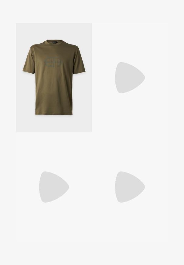 Olivgrünes T-Shirt mit kurzen Ärmeln und Rundhalsausschnitt mit einem dezenten, geprägten ovalen Logo mittig vorne.; Dunkelblaue, gerade Jeans aus Denim mit vorderem Knopf, Reißverschluss, doppelten vorderen Taschen und sichtbaren vertikalen Falten entlang der Beine.; Schwarze Leder-Sneaker mit glatter Oberfläche, abgerundeter Zehenpartie, strukturiertem Seitenpaneel und schwarzen Schnürsenkeln. Verfügt über eine flache Gummisohle und ein minimalistisches Design.; Beige Crossbody-Tasche mit verstellbarem Riemen, vorderer Reißverschlusstasche und geprägt geometrischem Muster, mit kleinem Metall-Logo-Schild.