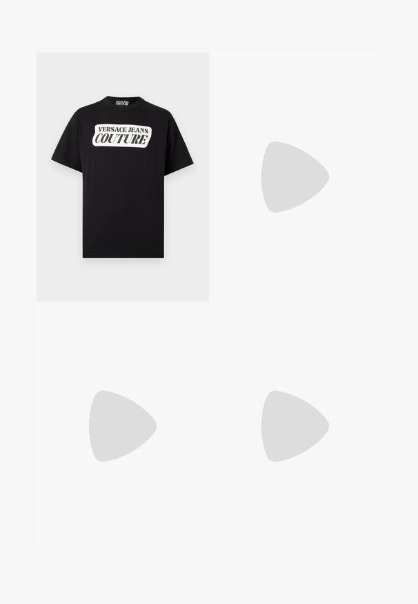 Sort kortærmet t-shirt med hvidt rektangulært logo med teksten "VERSACE JEANS COUTURE" centreret på brystet.; Sorte letvægtsbukser med elastisk talje, snørrelseslukning og lynlåse i kanten for justerbar pasform. Glat, elegant tekstur.; Sort sneaker med en kraftig sål, der har meshpaneler og læderdetaljer. Indeholder hvide snørebånd og mærke på siden.; Sort Moschino bæltetaske med frontlynlås og justerbar rem på en ensfarvet lys baggrund.