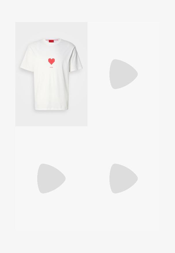 T-shirt en coton blanc avec un graphisme de cœur rouge au centre. Le nom de la marque "HUGO" est imprimé sous le cœur dans une police simple.; Pantalons noirs ajustés en tissu texturé, dotés d'une coupe droite, d'une fermeture éclair frontale et d'une fermeture à bouton.; Mocassin en cuir noir poli flottant au-dessus d'un tapis beige avec un mobilier translucide orange en arrière-plan.; Sac de voyage en cuir noir avec deux poignées supérieures, bandoulière amovible et petit logo "Hugo" centré près de la fermeture éclair supérieure.