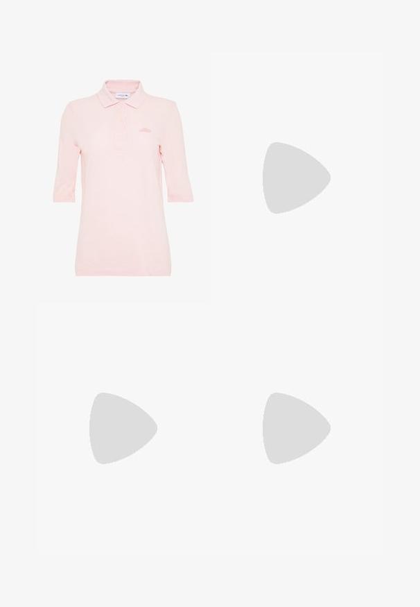 Helles rosa Polo-Shirt mit kurzen Ärmeln, aus strukturiertem Stoff, mit einem Dreiknopfverschluss und besticktem Logo auf der Brust.; Schwarze Jeans mit hoher Taille, vorderem Knopf und Reißverschluss, zwei vorderen Taschen und einem verjüngten Bein auf weißem Hintergrund.; Weißer Sneaker aus Segeltuch mit niedrigem Schnitt, weißen Schnürsenkeln, Gummisohle, schwarzen Streifendetails und Logopatch auf der Zunge und Ferse.; Goldfarbene Metall-Ohrringe in Form von Kreisen mit einem glatten, runden Design und einem gesicherten Klappverschluss. Leicht und mit einer polierten Oberfläche.