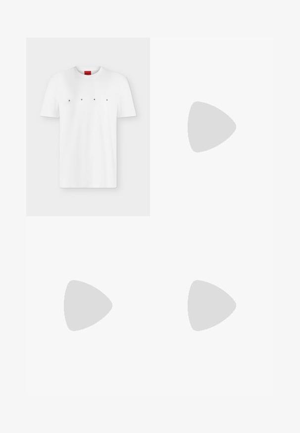 Hvid t-shirt med korte ærmer og rund halsudskæring med sorte bogstaver fordelt med mellemrum, der staver HUGO hen over brystet, og en rød mærkat inde i kraven.; Straight-leg blå denim jeans med for-trykknap og lynlås lukning, forlommer og bæltestropper på en ensfarvet baggrund.; Hvide sneakers med en glat læderoverdel, rund tå, flade snørebånd og en struktureret gummisål. Der er en rød detalje på hælen.; Sort læder aktetaske med struktureret overflade, dobbelt topstænger, justerbar skulderrem og sølvfarvet lynlåsdetalje foran.