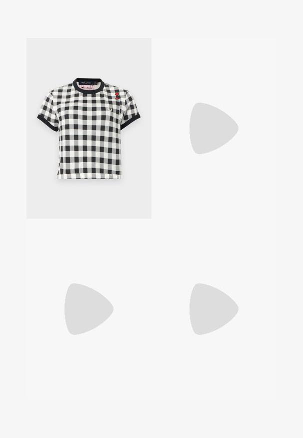 Chemise à manches courtes à carreaux noir et blanc avec col et poignets noirs, ornée de deux petites écussons en forme de cœur rouge sur la partie supérieure droite de la poitrine.; Jupe noire avec une large ceinture et une partie inférieure plissée, étalée à plat sur un fond blanc.; Ballerines en cuir noir avec un bout arrondi et des coutures minimales. Talon bas et rectangulaire avec une texture lisse. Détails subtils de doublure intérieure.; Sac à bandoulière blanc Calvin Klein avec longues poignées, forme rectangulaire, fermeture éclair et charm logo décoratif suspendu près de la poignée.