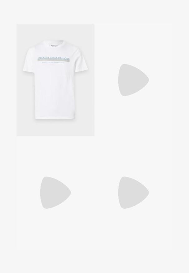 Weißes Baumwoll-T-Shirt mit Rundhalsausschnitt, kurzen Ärmeln und einem blauen Grafiktext-Design, das "DENIM TOM TAILOR gegründet 2007" lautet.; Dunkelblaue Jeans aus Denim mit geradem Bein, fünf Taschen, dezente Verwaschungen, kontrastierende Nähte und einem Knopfverschluss an der Taille.; Schwarze Lederloafer mit glatter Oberfläche, runder Zehenpartie und dekorativem Riemen über der Vorderseite. Flache Gummisohle, klassisches Design.; Schwarz rechteckige Tasche aus glattem Stoff, mit einem Reißverschluss, einem seitlichen Griff und einem kleinen Logo-Patch auf der Vorderseite.