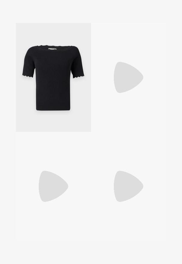 Top de punto negro acanalado de manga corta con bordes festoneados en las mangas y escote amplio en forma de barco.; Jeans de mezclilla azul claro con bordado disperso de pequeñas margaritas blancas y amarillas, con cierre frontal de botones y cremallera.; Zapatillas beige con detalles de cuero suave y ante, suela de goma gris, patrones texturizados y un logo metálico de la marca en el lateral.; Pequeño bolso negro brillante con dos asas largas y detalles de cordón lateral sobre un fondo claro liso.