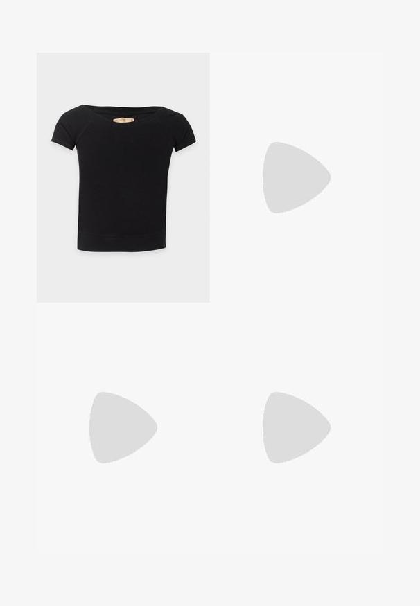 Sort, tætsiddende T-shirt med korte ærmer, bred, off-shoulder-udskæring og et Hollister-mærkat indeni kraven.; Slanke jeans lavet af mørkeblå denim, med en mellemhøj talje, fem lommer og kontrasterende syninger. Glat tekstur med en let stræk.; Slingback-pumpe i blank cremefarvet laklæder, med spids snude og kraftig firkantet hæl for stabilitet. Minimalistisk design uden pynt.; Lille beige håndtaske med top-håndtag, aftagelig rem, forreste klap og dekorativ vandret sløjfe på en ensfarvet baggrund.
