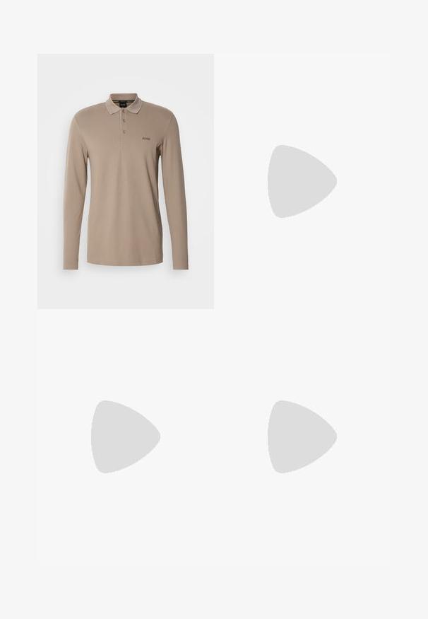 Lange mouw polo in lichtbeige, gemaakt van glad katoen. Kenmerkt zich door een klassieke kraag, een drie-knopen sluiting en een geborduurd logo.; Blauwe uitgebleekte slim-fit jeans met vijf zakken en een knoop- en ritssluiting op een effen achtergrond.; Bruine leren sneaker met een ronde neus, contrasterende witte rubberen zool, gestikte accenten en geen zichtbare veters. Over het algemeen een gladde textuur.; Zwarte leren tas met een soepele textuur, dubbele handvatten aan de bovenkant en een afneembare schouderband. Beschikt over een ritsvak aan de voorkant en logo-detail.