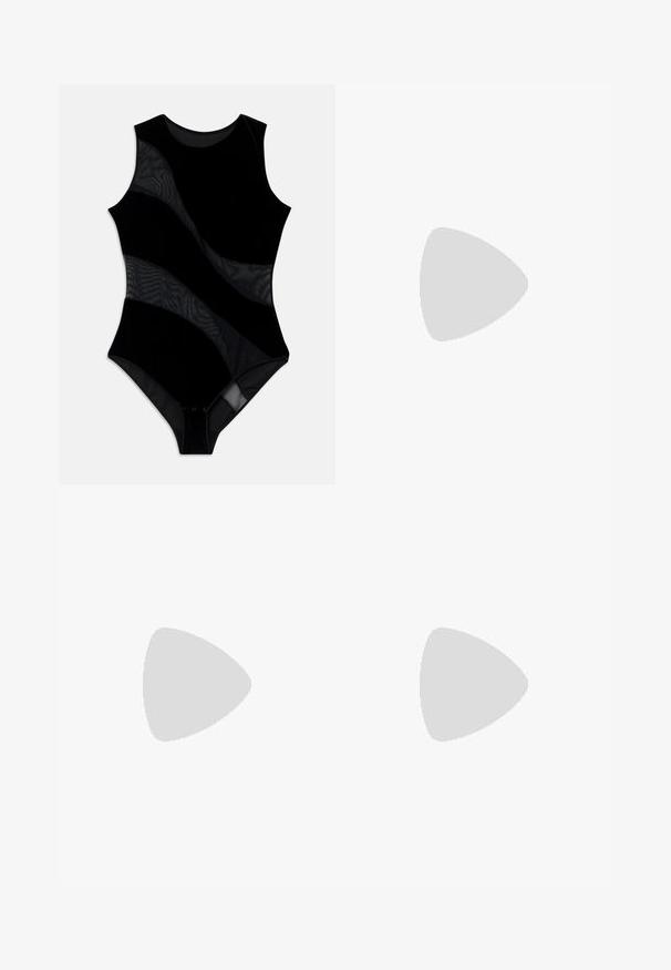 Bodysuit noir au design sans manches, doté de panneaux en maille texturée et d'un corps en velours lisse. Il a un col rond et une fermeture à pressions.; Leggings en dentelle noire avec un motif floral, en tissu transparent, et une coupe ajustée, dotés d'une taille lisse et d'ourlets fermés.; Sandale noire à talons hauts avec des brides fines, une boucle à la cheville, une surface en cuir lisse et un talon aiguille élancé.; Pochette en cuir noir avec une texture en relief, bandoulière en chaîne dorée et une poche avant. Elle arbore un logo doré sur le devant.