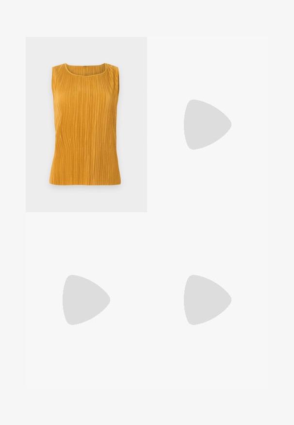 Haut sans manches jaune moutarde avec des plis verticaux, col rond et texture lisse. Design simple sans embellissements supplémentaires.; Jupe longue évasée en tissu doux pêche. Dotée d'une ceinture lisse, elle tombe doucement vers un ourlet effilé. Pas de motifs ni d'accents visibles.; Mule slip-on en cuir noir Calvin Klein avec talon bloc reposant sur des carreaux en bois à l'extérieur près d'une plante verte et d'un mur gris.; Lunettes de soleil rectangulaires couleur pêche clair avec montures épaisses et verres teintés assortis sur un fond uni clair.