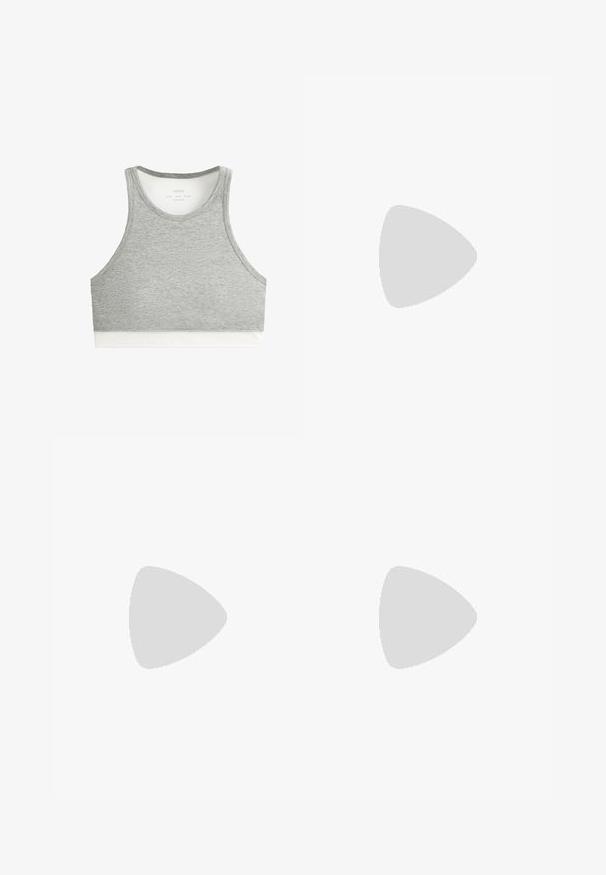 Ärmelloses graues Crop-Top mit rundem Ausschnitt und weißem Banddetail am unteren Saum, hergestellt aus weichem Stoff.; Schwarze Freizeithose mit elastischem Bund, Kordelzug, Seitentaschen und elastischen Bündchen an den Knöcheln, gezeigt vor weißem Hintergrund.; Flache graue Flip-Flop-Sandale mit strukturiertem Fußbett und dünnen Y-förmigen Riemen, von der Seite vor einem schlichten hellen Hintergrund gezeigt.; Schwarze rechteckige Sonnenbrille mit dickem Rahmen und braunen getönten Gläsern, von vorne auf weißem Hintergrund gezeigt.
