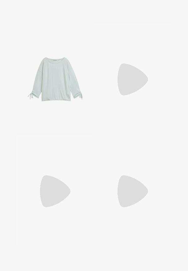 Camisa de manga larga verde claro, acanalada, con un escote amplio y mangas recogidas atadas con lazos. Corte relajado y textura suave.; Pantalones verde menta confeccionados en tejido suave, con cintura ajustable mediante cordón, dos bolsillos frontales y detalles de costura sutiles a lo largo de las costuras laterales.; Zapatilla blanca con detalles de ante verde claro y gris, suela de goma texturizada, puntera redonda, diseño con cordones y detalles perforados en los laterales.; Bolso de hombro de cuero gris con textura suave, forma curva, correa ajustable y cierre superior de cremallera. Presenta un diseño minimalista sin adornos.