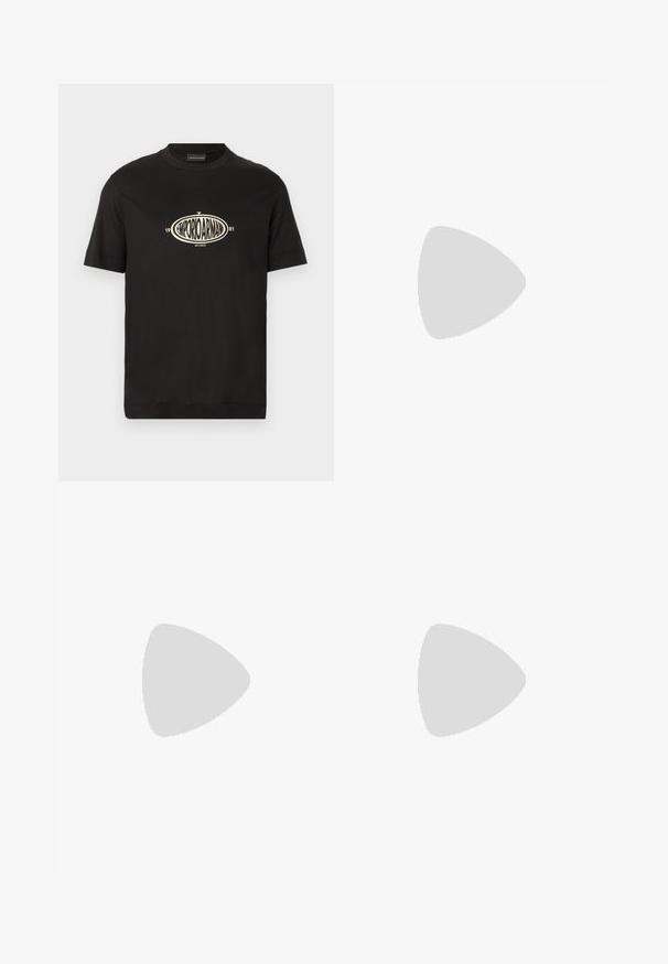 Musta lyhythihainen t-paita pyöreällä kaula-aukolla, jonka keskellä on soikea logo, jossa lukee "EMPORIO ARMANI 1981 MILANO" beigenvärisillä kirjaimilla.; Vaaleansiniset farkut suoran lahkeen muotoilulla, joissa on hieman kulutettu ilme ja korkea vyötärö. Sisältää viisi taskua ja metalliosia.; Musta matala tennari, jossa on valkoinen pohja, teksturoidut sivut, mustat nauhat ja brändin nimi kantapäässä, esillä modernia lasitiiliseinää vasten.; Musta Karl Lagerfeld olkalaukku koiranhampa-kuosilla, metallisoljella ja säädettävällä olanauhalla kiinnitetyllä pienellä vetoketjullisella pussilla.