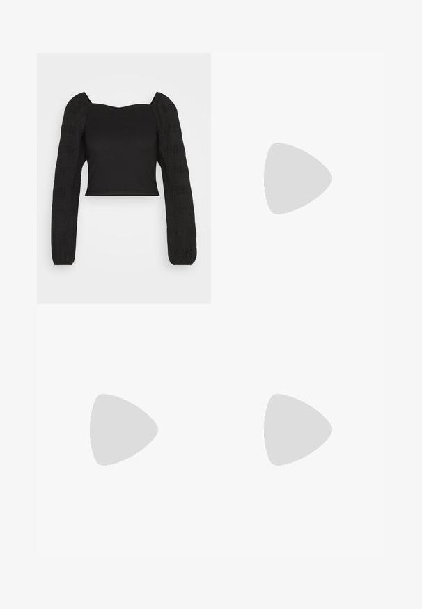 Schwarzes Cropped Top mit eng anliegendem Schnitt, quadratischem Ausschnitt und langen Puffärmeln mit strukturierten Mustern und elastischen Bündchen. Aus leichtem Stoff gefertigt.; Gina Tricot TROUSERS - Cargohose - black; Schwarze Stiefeletten mit glänzender Oberfläche, quadratischer Zehenpartie und dicker Blockabsatz. Das Design zeichnet sich durch eine nahtlose Silhouette und minimalistische Markenkennzeichnung aus.; Schwarz-silberne Handtasche mit einer strukturierten Oberfläche, die ein Diamantmuster aufweist, einem geknoteten Griff und einer strukturierten Form.
