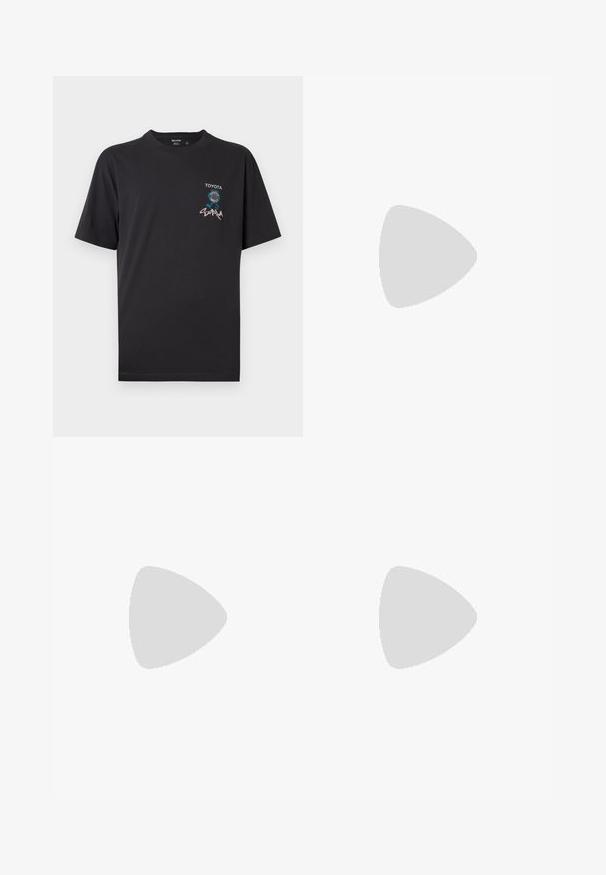 Schwarzes Baumwoll-T-Shirt mit kurzen Ärmeln, mit einem kleinen Toyota-Logo und einem stilisierten "Supra"-Grafik in Blau und Pink auf der Vorderseite.; Beige, leichte, gewobene Hose mit elastischem Bund. Merkmale sind gerade Beine und ein kleines gesticktes Logodetail an der Seite.; Schwarze Leder Derby-Schuhe mit glatter Textur, runder Zehenform, Schnürdesign und einer dicken, robusten Gummisohle.; Schwarze Stoff-Schultertasche mit texturiertem Äußeren, verstellbarem Schultergurt und Kordelzugverschluss. Verfügt über auffällige Nähte und ein seitliches Etikett.