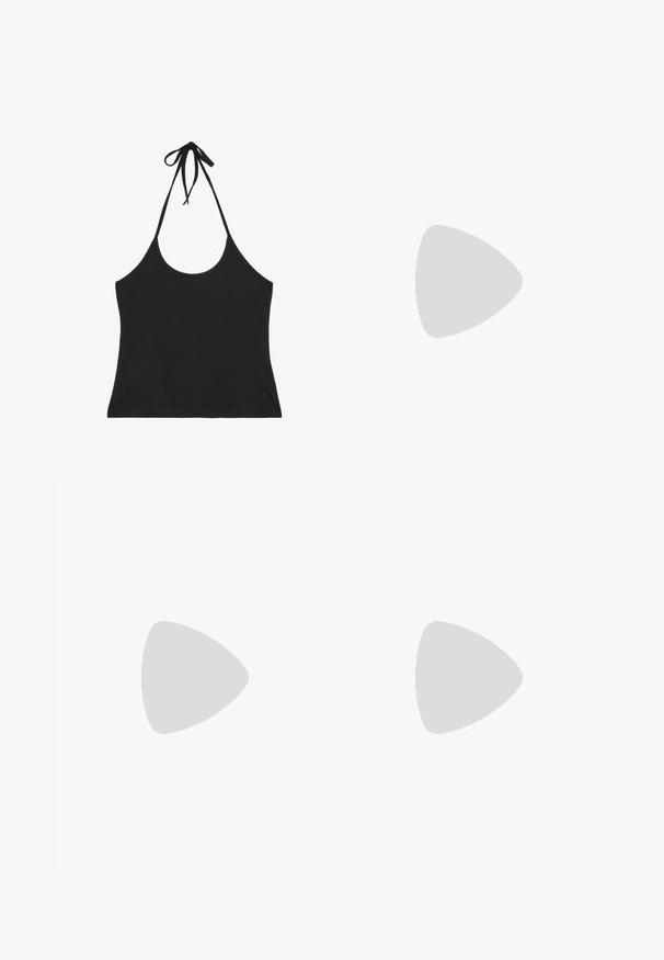 Sort halterneck-croptop med tynde stropper, der er bundet ved halsen, og med lavt udskåret front og ryg.; Sort mini nederdel med en glat tekstur, A-linjeform og buet nederkant. Har en lynlås bagpå til lukning, uden yderligere mønstre eller accenter.; Sorte gummiklipper med ventilationshuller, hævet hæl og justerbar rem. Glat tekstur og rund form.; Solbriller med sort plaststel, mørke tonede glas og en smal bro, vist forfra på en hvid baggrund.