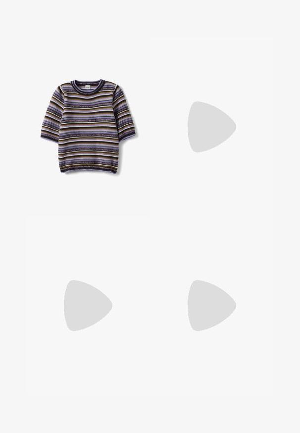Gebreide trui met korte mouwen en horizontale strepen in paars, zwart, wit en mosterdgeel op een witte achtergrond.; Wijde blå spijkerbroek met een hoge taille, met een lichte wassing, voorzakken en een knoopsluiting. Soepele textuur en rechte silhoutte.; Suède instap schoenen in licht bruin, met een zachte bontvoering en een gemeleerde rubberen zool met een lichte hak en een trekhaakje aan de achterkant voor gemakkelijk aan- en uittrekken.; Cat-eye zonnebril met een glanzend donker tortoise-shell plastic frame, uitgerust met gebogen armen en heldere lenzen. Minimale branding aan de zijkant.