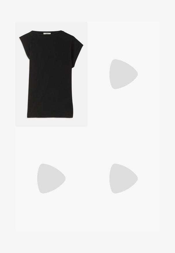 Zwarte T-shirt van katoen, met een ruime pasvorm, korte capmouwen, een ronde halslijn en een gladde textuur.; Roze knielange rok van gladde stof, met een eenvoudig ontwerp, een verborgen tailleband en een kleine logo-accent aan de zoom.; Zwarte sandaal met hoge hak, smalle enkelband, vierkante neus, soepel leermateriaal en metalen gespsluiting.; Zwarte leren handtas met bovenhandvat, klepsluiting, decoratieve riem met gouden gesp en afneembare schouderriem op een witte achtergrond.