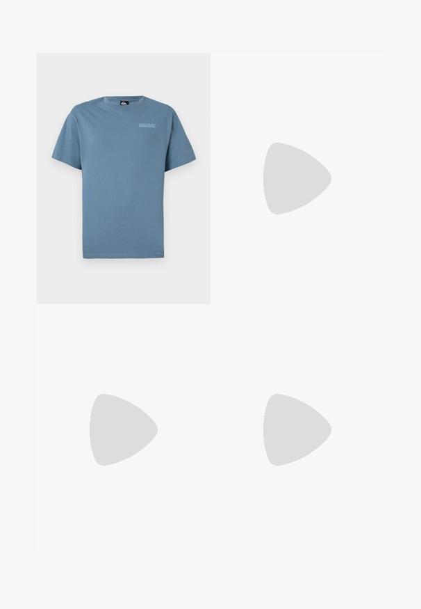 Camiseta de algodón azul con cuello redondo y mangas cortas. Presenta un sutil logo de Quiksilver impreso en el pecho en gris claro.; Pantalones cortos de mezclilla azul claro con un acabado desteñido, bolsillos delanteros, trabillas para cinturón, cierre de botón y logotipo "PEGADOR" en el bolsillo delantero derecho.; Zapatilla Nike Air Force 1 de cuero blanco que presenta una puntera perforada, cordones planos y una suela de goma texturizada con la marca "AIR" en el lateral.; Arnette MWAMBA - Gafas de sol - transparent