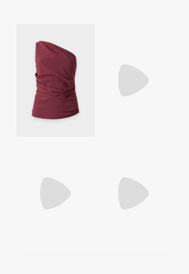 Mouwloze, bordeauxrode one-shoulder top met gedrapeerde stofdetails en een aansluitende taille tegen een effen achtergrond.; Zwarte satijnen rok met een gladde textuur en een kanten zoom met geschulpte randen. Eenvoudige, lange silhouet zonder versieringen.; Zwarte hoge hakken sandaal met een slanke enkelband en twee voorste banden. Gemaakt van soepel leer met een slanke puntneus en een stiletteloze hak.; Rechthoekige gouden avondtas met diagonale rijen parels en strass-steentjes, een handvat aan de bovenkant en een gouden kettingriem op een witte achtergrond.