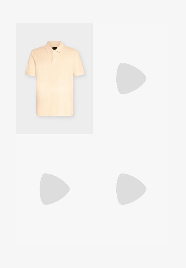 Polo beige à manches courtes avec une patte de boutonnage à deux boutons et un petit logo brodé sur la poitrine gauche.; Shorts bleu clair avec motifs de palmiers noirs et fleurs blanches, bouton à l'avant et passants de ceinture, présentés sur un fond uni.; Baskets blanches basses avec languette de talon noire, lacets blancs et logo "BOSS" sur le côté, présentées sur un fond clair uni.; Sac bandoulière en cuir noir texturé avec poche avant zippée et bandoulière large en tissu réglable sur fond blanc.