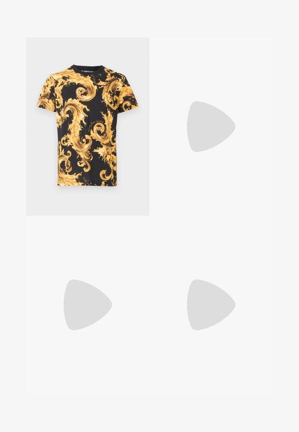 Musta lyhythihainen t-paita, jossa on kierteleviä kulta-barokki-kukkakuvioita ja pieniä "Versace Jean Couture" -tekstikoristeita.; Mustat collegehousut, joissa on kultainen kukkakuosi sivuilla, kapeneva malli ja joustavat hupit. Valmistettu pehmeästä puuvillamateriaalista.; Musta urheilujalkine vihreillä yksityiskohdilla, jossa on verkko-osa, koristeelliset nauhat ja "Versace Jeans Couture" -merkintä sivulla.; Kompakti musta olkalaukku, jossa on säädettävä hihna ja pystysuora MOSCHINO-logo etupaneelin keskellä valkoista taustaa vasten.