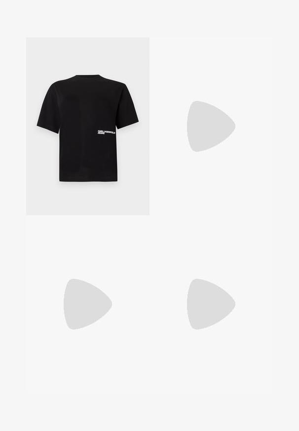 Schwarzes Baumwoll-T-Shirt mit Rundhalsausschnitt und kurzen Ärmeln, mit weißem "Karl Lagerfeld Jeans"-Text auf der linken Seite.; Helles blau, weit geschnittene Jeans aus Denim. Mit Knopf- und Reißverschluss, Fronttaschen und dezentem Verblassen. Saubere Säume.; Schwarzer Lederhochschuh mit spitzem Zehenbereich, glatter Textur und schmalem Absatz. Minimalistisches Design, keine zusätzlichen Verzierungen.; Weiße Lederschultertasche mit geschwungenem Überschlag, schwarzer Kante, verstellbarem Riemen und silberner dekorativer Schnalle auf schlichtem Hintergrund.