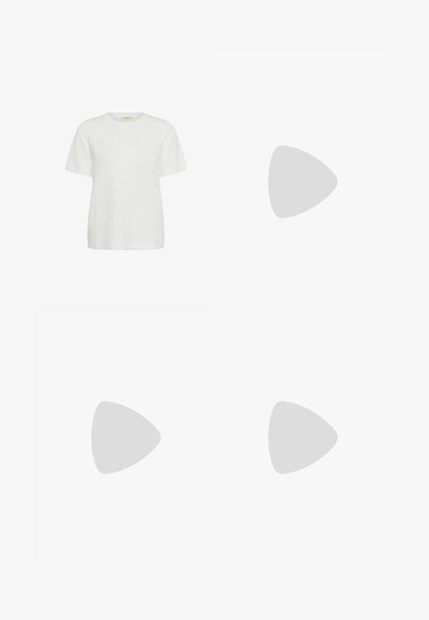 Schlichtes weißes T-Shirt mit kurzen Ärmeln und Rundhalsausschnitt, geradem Saum und ohne sichtbare Logos oder Designs, abgebildet auf weißem Hintergrund.; Helle lavendelfarbene Shorts aus weichem Stoff mit elastischem Bund und lockerer Passform, ausgestattet mit einem schlichten, unauffälligen Design.; Orangefarbener flacher Ballettschuh aus Leder mit abgerundeter Spitze, niedrigem Absatz und Zuglasche an der Ferse, seitlich vor weißem Hintergrund dargestellt.; Schwarze Umhängetasche aus krokogeprägtem Leder mit rechteckiger Form, goldfarbenen Beschlägen und verstellbarem Riemen mit mehreren Löchern.