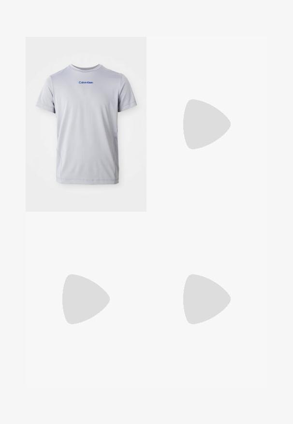 Lys grå kortærmet t-shirt lavet af tekstureret stof, med et blåt "Calvin Klein" logo tværs over brystet. Rund halsudskæring, normal pasform.; Lysegrå badebukser med elastisk talje, to sidelommer og et glat, letvægtsstof. Ingen synlige mønstre eller udsmykninger.; Hvid lavtsiddende sneaker med struktureret stof, snørelukning, flad sål og subtilt "cK"-logo på sidepanelet.; Sort Calvin Klein messenger-taske med justerbar skulderrem og frontklap sikret med spænde, vist mod en ensfarvet baggrund.