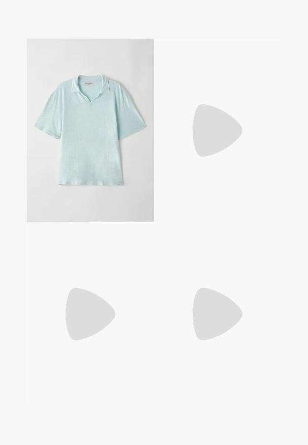 Polo shirt bleu clair à manches courtes avec col et coupe décontractée. Tissu doux et texturé avec un motif chiné subtil.; Shorts en coton marron avec une taille élastique et un cordon de serrage blanc, dotés de deux poches latérales et d'une coupe droite.; Chaussure habillée en cuir noir à lacets, avec un embout en caoutchouc vert épais distinctif et une semelle noire épaisse.; Sac fourre-tout rectangulaire gris avec deux poignées supérieures et une poche zippée à l'avant, présenté sur un fond blanc.