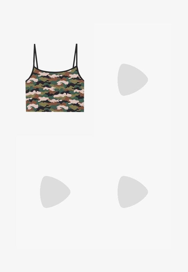 Tarnfarbenes Crop-Top mit grün, braun und pinken Mustern. Hergestellt aus weichem Stoff mit dünnen verstellbaren Trägern und einem schwarzen Saum.; Dunkelolivgrüne Shorts aus einem weichen, samtähnlichen Material, mit einem plissierten Design, mittellanger Schnittführung und einem sauberen, strukturierten Bund.; Braune Cowboy-Stiefel aus Leder mit Flammenstickerei, seitlichem Reißverschluss, silbernen Nieten, spitzer Zehenpartie und geschichtetem Absatz.; Beige Lederhandtasche mit doppelten Griffen, Messingschnalle und Nieten, sowie verstellbarem Schultergurt vor weißem Hintergrund.