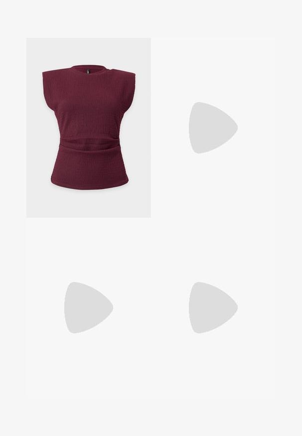 Ärmelloses, bordeauxfarbenes, strukturiertes Stricktop mit gepolsterten Schultern und einem gerafften Taillendetail vor einfarbig hellem Hintergrund.; Dunkelblaue gerade geschnittene Jeans mit fünf Taschen, Knopf- und Reißverschluss und kontrastierenden Nähten.; Bordeauxrote Leder-Slingback-Pumps mit spitz zulaufender Zehe, niedrigem Stiletto-Absatz und kleinem Knotendetail vorne, auf einfachem Hintergrund gezeigt.; Burgunderfarbene Handtasche aus glänzendem Material, rechteckige Form, mit zwei Schulterriemen und subtilen, geschwungenen Akzenten an der Vorderseite.