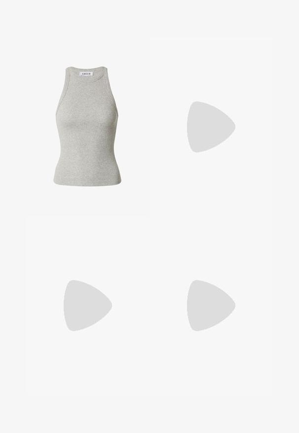 Grijze geribde tanktop met een hoge halslijn en zonder mouwen, met een aansluitende pasvorm en een gestikte label aan de hals.; Lichtblauwe jeans met een rechte pijp, voorzien van geborduurde schedelontwerpen aan de voorkant, gemaakt van denimmateriaal.; Bruine leren cowboylaarzen met puntige neuzen, decoratieve stiksels en zijfranje, voorzien van een gestapelde hak voor extra hoogte.; Schoudertas met luipaardprint, een zacht, gestructureerd oppervlak en een gebogen vorm. Voorzien van een verstelbare enkele schouderband en accenten van goudkleurig beslag.