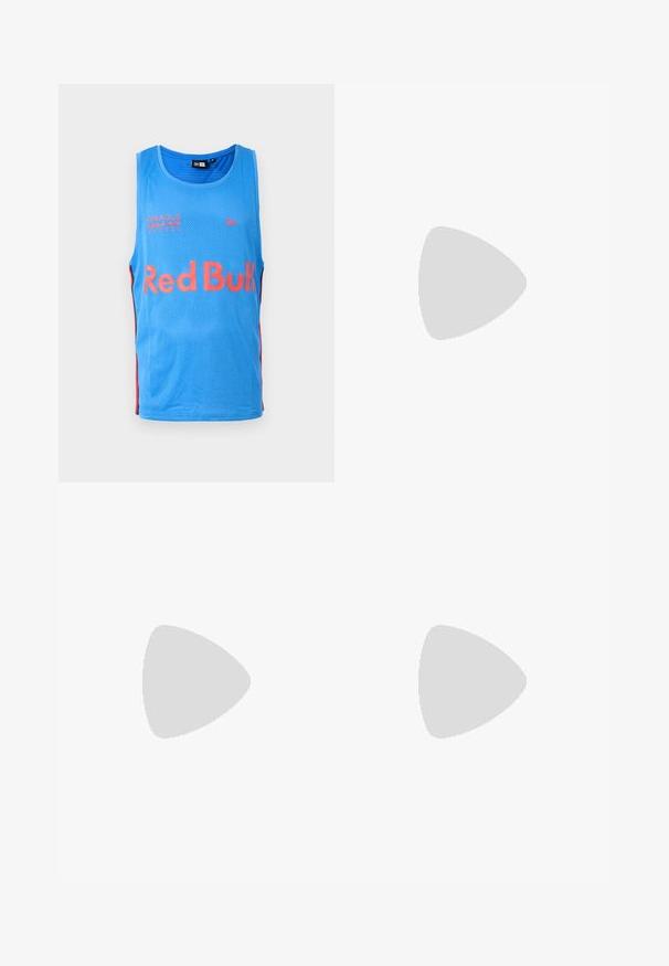 Lichtblauw mesh tanktop met rode zijkanten. Met het "Red Bull" logo en de tekst "Oracle Red Bull Racing" gedrukt op de voorkant.; Zwarte mesh shorts met een elastische tailleband, verstelbaar trekkoord en een klein rood logo aan de linkerzijde. Lichtgewicht en ademend materiaal.; Witte leren sneakers met een gladde afwerking, ronde neus, platte veters en een gestructureerde zool. Grijze suède accent bij de hiel.; Zwarte stoffen tas met een platte vorm, voorzien van vet witte tekst. De ritssluiting bevindt zich aan de bovenkant, met een lus-detail aan één kant.