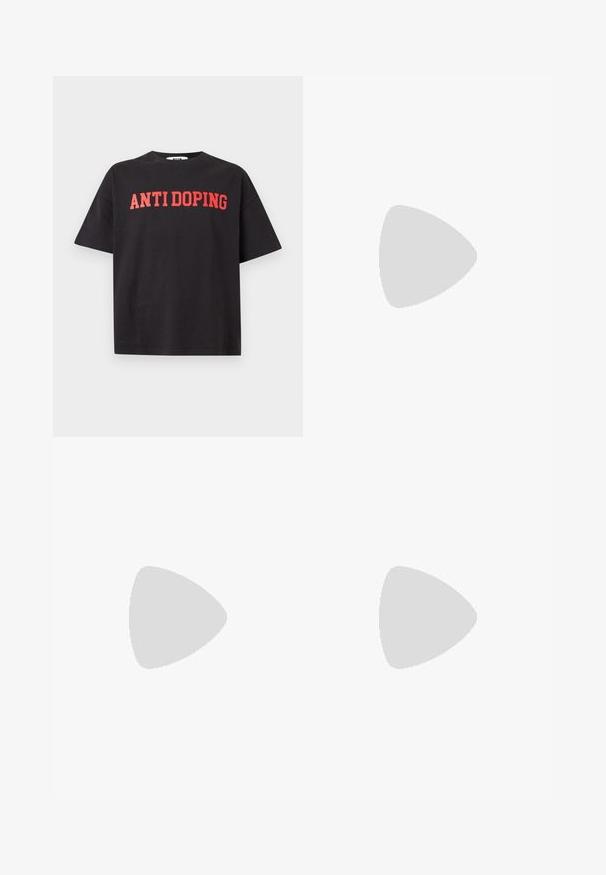 Zwart T-shirt met korte mouwen met rode tekst "ANTI DOPING" bedrukt over de borst, weergegeven op een effen lichte achtergrond.; Lichtgrijze rechte denim jeans met ritssluiting, vijf zakken en een decoratieve zwarte sleutelhangeraccent aan de voorkant.; Zwarte lage sneaker met vetersluiting, gestikte paneelontwerp, gestructureerde zool en "ICEBERG"-logo op de zijkant, afgebeeld tegen een lichte achtergrond.; Zwarte leren riem met een rechthoekige zilveren gesp, voorzien van gegraveerde bloemmotieven en een centraal gestileerd "B"-logo.
