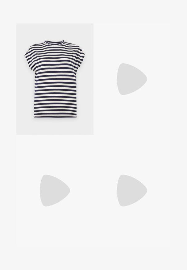 T-shirt à manches courtes avec col rond, rayures horizontales bleu marine et blanches, vue à plat sur un fond blanc.; Pantalons beige à jambes larges en tissu léger. Présentent une fermeture à boutons à l'avant et des ourlets droits. Texture lisse avec des coutures minimales.; Sandale marron avec deux brides à boucle et détails cloutés flottant au-dessus d'un tapis beige près d'une table ronde en bois avec des livres empilés.; Sac à main plissé rose clair avec une ouverture arrondie et deux poignées allongées, fabriqué dans un matériau souple et texturé, améliorant son design flexible.