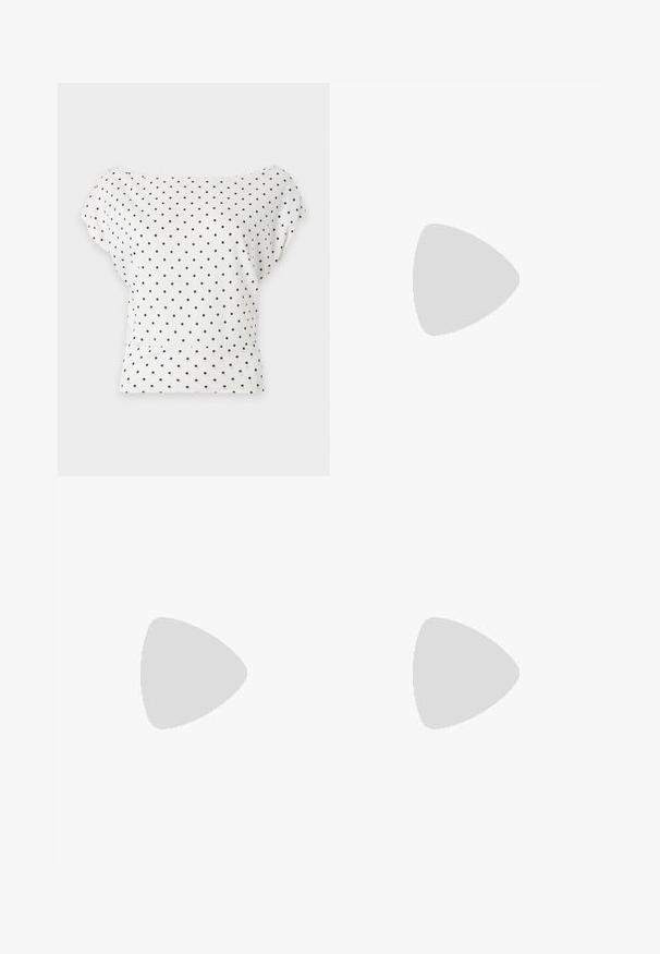 Top blanc à manches courtes avec pois noirs, large encolure bateau et ourlet ajusté à la taille.; Jean évasé noir taille haute, braguette à cinq boutons, texture en denim doux et détails de coutures discrètes sur les poches et les coutures.; Ballerines en cuir noir avec un bout arrondi, une semelle plate et une fine sangle ajustable sur le cou-de-pied avec une boucle en métal.; Sac à bandoulière en cuir noir avec un rabat incurvé fermé par un fermoir métallique rond et une sangle fine et ajustable.