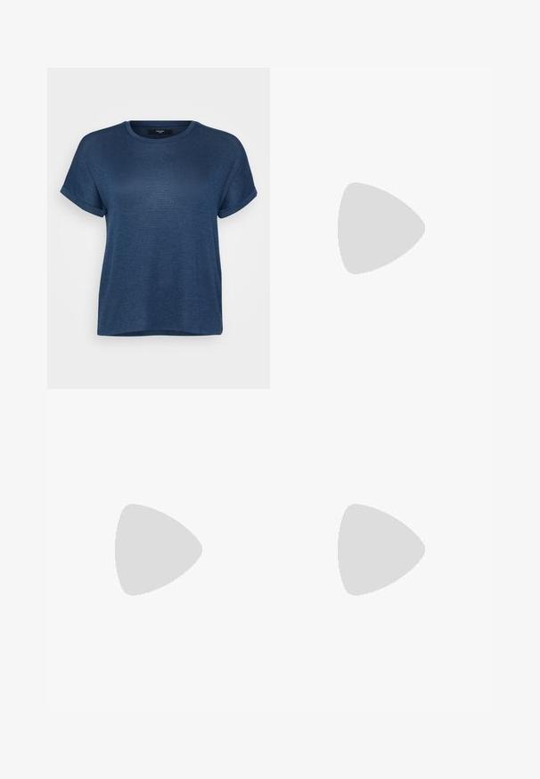Mørkeblå kortærmet T-shirt lavet af blødt stof med rund hals og optrukne ærmer, der har en løs pasform og en lige kant.; Mørkeblå slim-fit denim jeans med frontknap og lommer, vist fra forsiden mod en hvid baggrund.; Sort mule sko med spids tå og tynd høj hæl, der svæver over en glat beton gulv med en sløret baggrund med lodrette striber.; Pilgrim Øreringe - gold-coloured