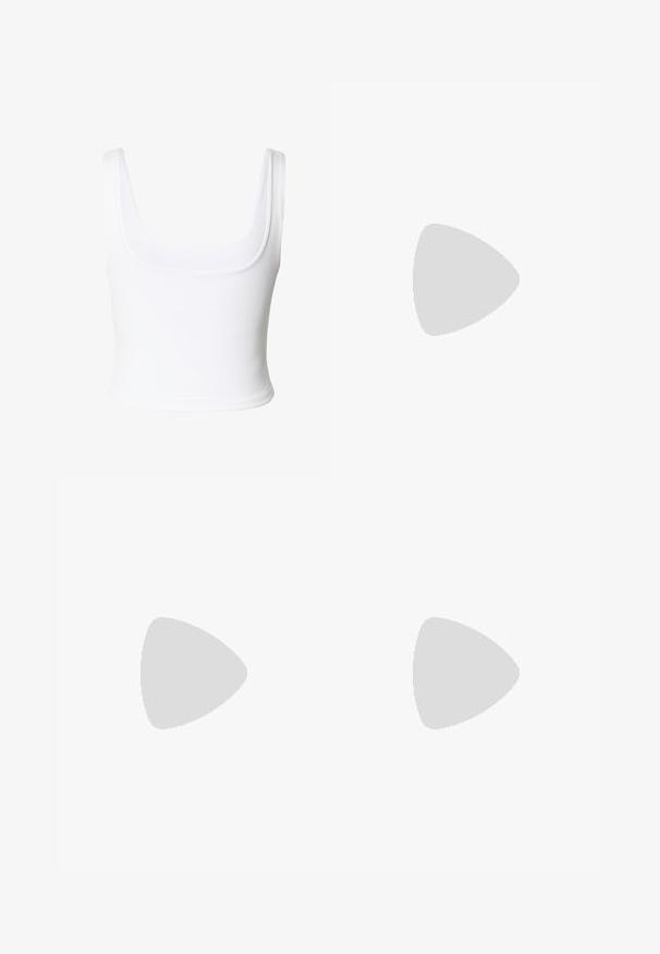 Witte cropped tanktop met brede bandjes en een vierkante halslijn gemaakt van gladde stof.; Donkerblauwe wijdvallende jeans van denimstof met witte stiksels, heeft twee zijzakken en een klassieke knoopsluiting.; Zwarte leren sneaker met witte strepen en zool, veters gestrikt, zwevend boven een rozeachtig betonnen oppervlak met een grijze stenen muur op de achtergrond.; Bordeauxrode tas met een gestructureerd, geweven patroon, zacht leermateriaal en een enkele, geknoopte handgreep. Ruim, hobo-stijl ontwerp.