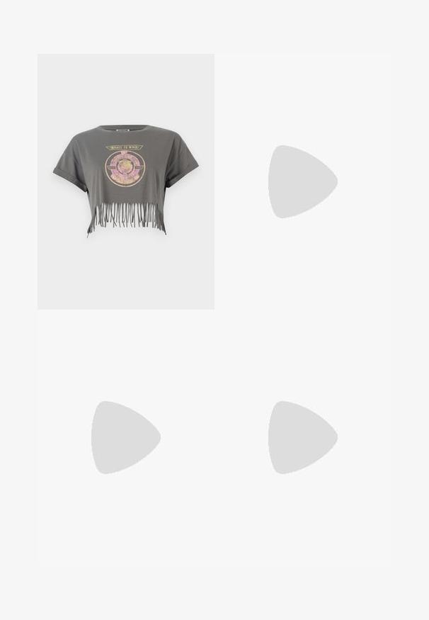 T-shirt gris court à manches courtes, avec un graphisme de lion et le texte "COURIR POUR GAGNER", terminé par un ourlet à franges. Matériau en coton doux.; Jupe en denim bleu foncé à la coupe ajustée, avec poches avant et détails de couture visibles. Présente un ourlet droit et des passants de ceinture.; Bottes de cowboy en cuir marron avec surpiqûres en forme de flammes, fermeture éclair latérale, clous argentés, bout pointu et talon superposé.; Sac à main noir avec texture matelassée, doté de quincaillerie en argent, d'une forme incurvée et d'une seule bandoulière réglable. Fermeture zippée sur le dessus.