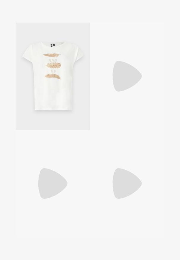 Biele tričko s krátkym rukávom so tromi zlatými pierkami a nápisom „DREAM IT“ a „WISH IT“ vytlačeným na prednej strane.; Svetlomodré denim džíny so Slim fit strihom, s gombíkovým zapínaním, prednými vreckami a mierne vyblednutou textúrou. Rovný strih nohavíc.; Čierna kožená sandálová vysoká topánka s špicatou špičkou a štíhlým podpätkom na bielom pozadí.; Čierna kožená kabelka cez rameno s detailom prackového popruhu, zaoblenými okrajmi a kontrastným bielym prešívaním na jednoduchom pozadí.