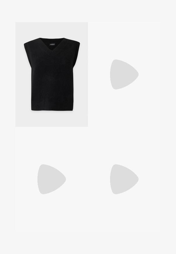 Zwarte mouwloze gebreide sweatervest met V-hals en geribde zoom, getoond op een effen lichte achtergrond.; Zwarte nepleer mini-rok met een voorknop, ritsluiting, voor- en achterkant zakken, en naaddetail.; Benen met donkere geribbelde leggings gecombineerd met zwarte ballerina's met kleine strikdetails op een witte achtergrond.; Bruine lakleren handtas met een rechthoekige vorm, twee lange handvatten en subtiele gebogen accenten aan de voorkant.