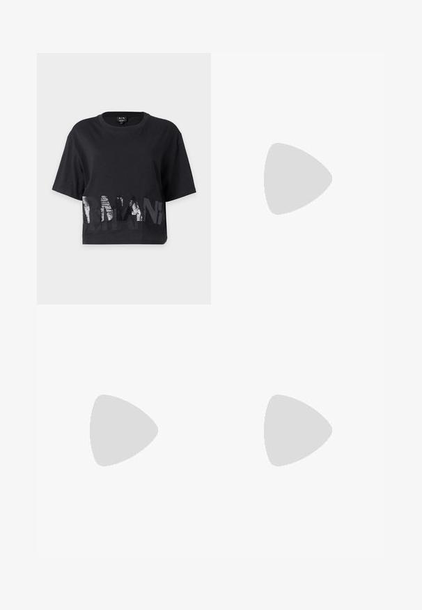 Zwarte cropped T-shirt met korte mouwen en reflecterende zilveren letters die een deel van "ARMANI" vormen aan de voorkant, ronde halslijn.; Zwarte flare jeans van denim, met een klassiek vijf-pocket ontwerp, knoopsluiting en subtiele stiksels langs de naden.; Zwarte leren slingback hoge hakken met een puntige neus, met een uitsparing aan de voorkant en een dunne stilettohak.; Zwarte handtas van lakleer met afgeronde handgrepen, een afneembare schouderriem en zilveren sluiting op een effen witte achtergrond.