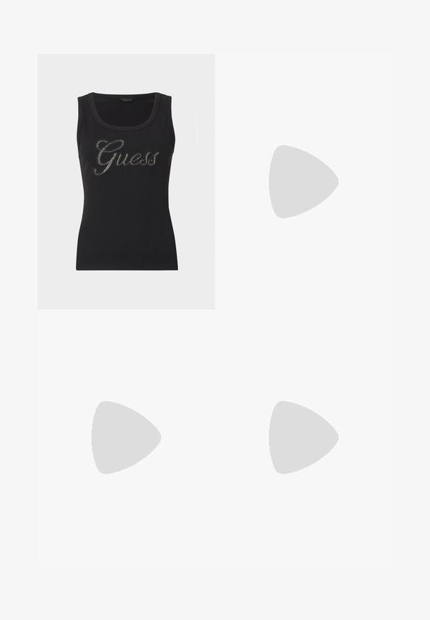 Schwarzes, geripptes, ärmelloses Tanktop mit Rundhalsausschnitt, mit dem Wort "Guess" in Strasssteinen und "est. 1981" in kleinem Text darunter.; Weite Taillenjeans aus Denim in dunkelblauem Waschung, mit hoher Taille, vorderem Knopfverschluss und klassischem Fünf-Taschen-Design. Glatte Textur.; Schwarzer Wildlederslingback-Schuh mit spitzem Zehenbereich, niedrigem Absatz, offenen Seiten und verstellbarem Riemen mit einer Metallschnalle. Glatte Textur.; Quadratisches Tuch mit schwarzen und weißen diagonalen Hälften, schwarzem Rand und dem Schriftzug "ALLSAINTS" diagonal in weißen Buchstaben.