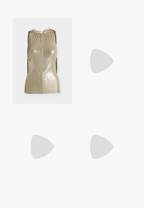 Varrukateta metallik-kuldne keha järgnev top ümar kaelusega ja tagaküljel nööriga kinnitusega ava, mis kuvab peent tekstuuri ja logo rinnal.; Bežid püksid, mille alumine pool on poolläbipaistev, laia sääre disain; sile tekstuur, kohandatud vöökoht ja puhas äär.; Läikiv must kõrge kontsaga mule, kitseneva varba ja pahkluu rihmaga, riputatud terrakota plaatide ja kruusaga täidetud vahede kohal.; Kuldse tooniga rõngaskujulised kõrvarõngad ümarate helmeste detailidega välimisel serval heledal taustal.