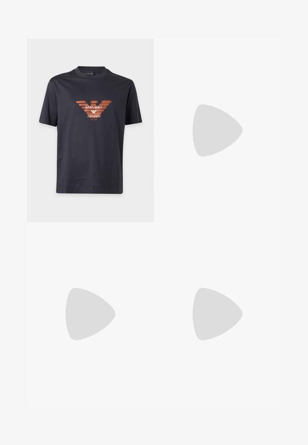 Schwarzes T-Shirt mit kurzen Ärmeln, verschwommenem orangefarbenem Emporio Armani Adler-Logo und weißem Text "EMPORIO ARMANI MILANO" mittig auf der Vorderseite.; Hellblaue, ausgestellte Jeans aus Denim mit mittelhohem Bund, fünf Taschen und einem verblassten Finish, ausgestattet mit einem Reißverschluss und einem Metallknopfverschluss.; Schwarze Leder-Sneaker mit glatter Textur, runder Zehenpartie und Schnürverschluss. Verfügt über eine dicke Gummisohle und minimalistische Marken-Details.; Armani Exchange Sonnenbrille - matte black