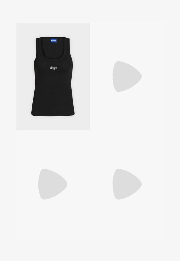 Camiseta sin mangas negra con cuello redondo, con el logo "hugo" en cursiva blanca centrado en el pecho y una etiqueta azul "HUGO" dentro del cuello.; Pantalones acampanados negros hechos de una tela suave con una cintura alta, que cuentan con dos bolsillos traseros y una línea en el frente de cada pierna.; Zapato de tacón alto negro con punta afilada y tira en el talón, suspendido en el aire sobre un suelo brillante con carpetas apiladas en el fondo.; Bolso de hombro de cuero negro con forma rectangular curvada, cadena dorada entrelazada en una correa negra trenzada y cierre superior con cremallera.